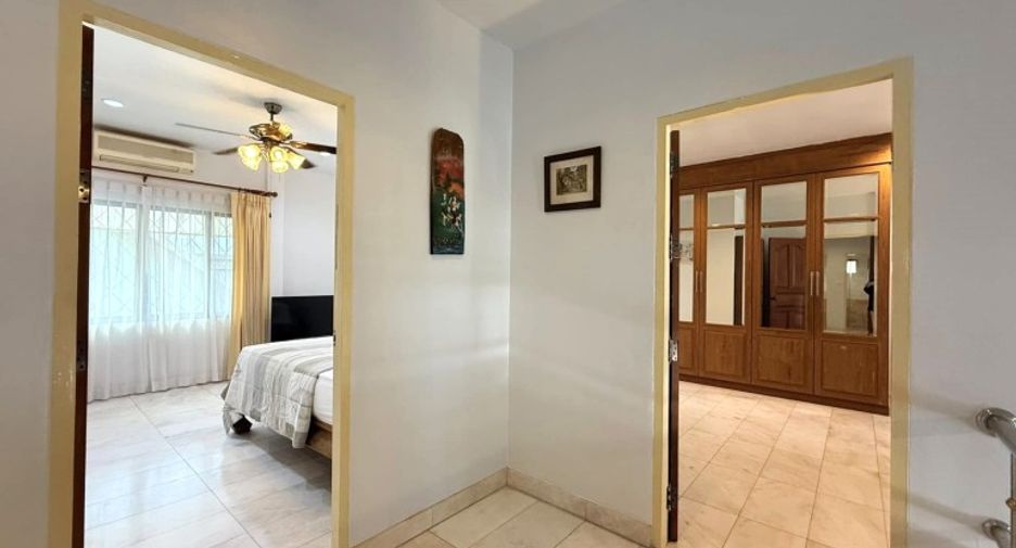 For sale 4 bedrooms house in East Pattaya, Pattaya