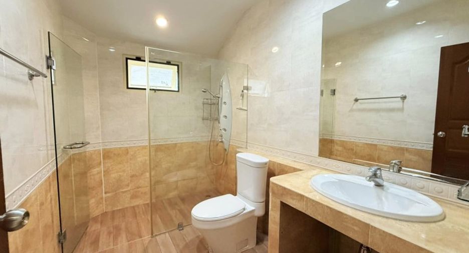 For sale 4 bedrooms house in East Pattaya, Pattaya