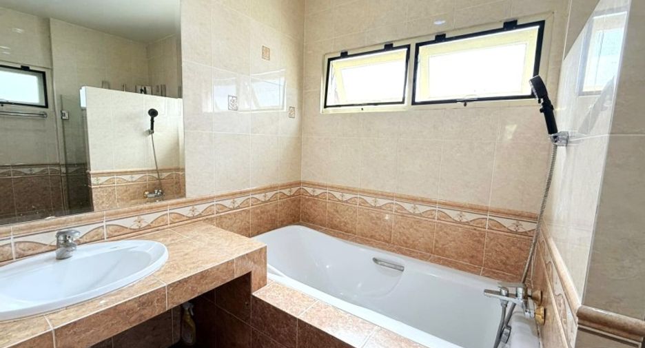 For sale 4 bedrooms house in East Pattaya, Pattaya