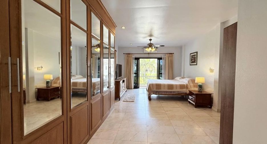 For sale 4 bedrooms house in East Pattaya, Pattaya