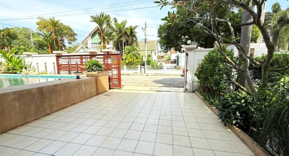 For sale 4 bedrooms house in East Pattaya, Pattaya