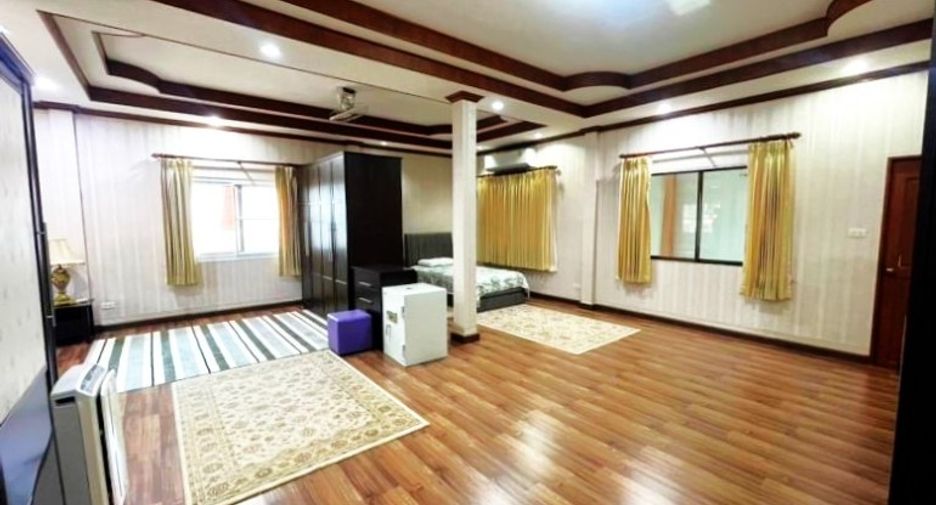 For sale 5 bedrooms house in East Pattaya, Pattaya