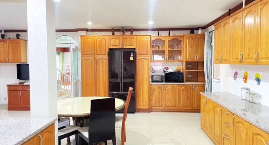 For sale 5 bedrooms house in East Pattaya, Pattaya