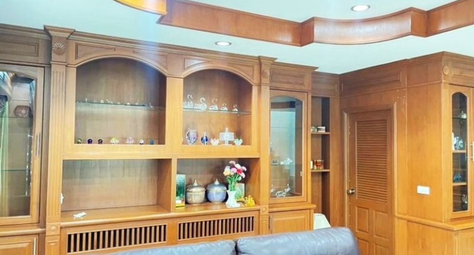 For sale 5 bedrooms house in East Pattaya, Pattaya