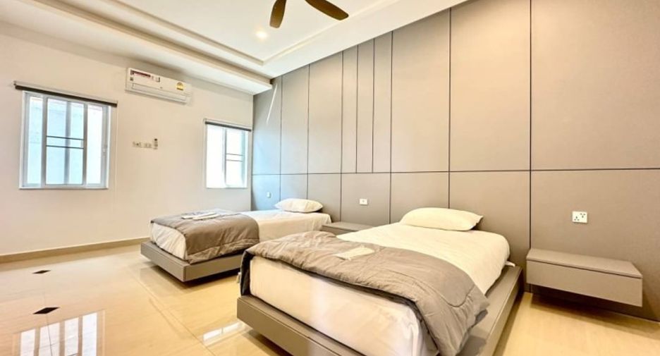 For sale 4 bedrooms house in East Pattaya, Pattaya