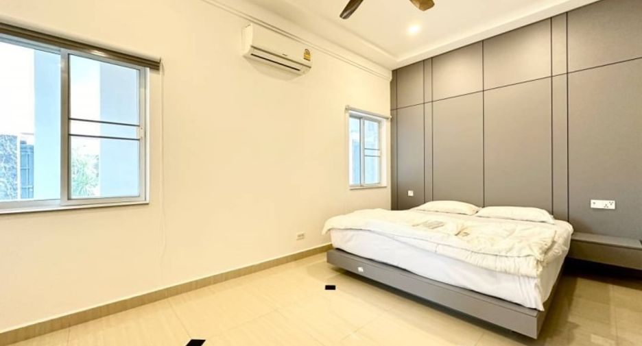For sale 4 bedrooms house in East Pattaya, Pattaya