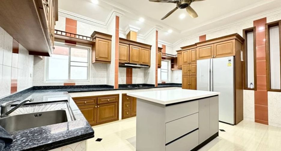 For sale 4 bedrooms house in East Pattaya, Pattaya