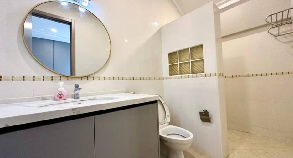 For sale 4 bedrooms house in East Pattaya, Pattaya