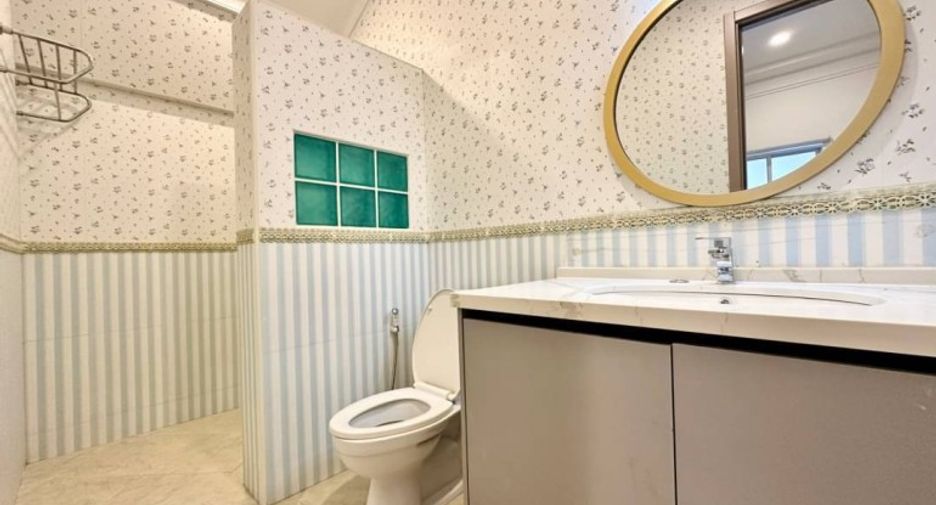 For sale 4 bedrooms house in East Pattaya, Pattaya