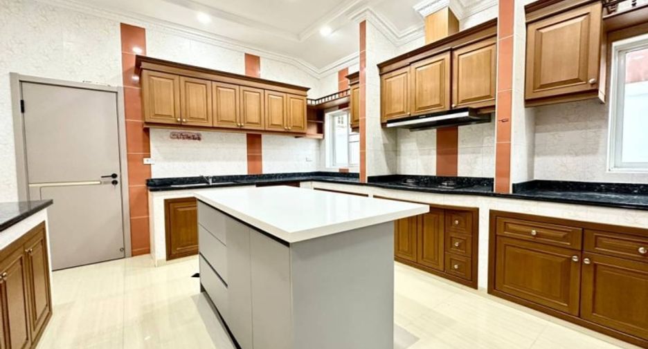 For sale 4 bedrooms house in East Pattaya, Pattaya