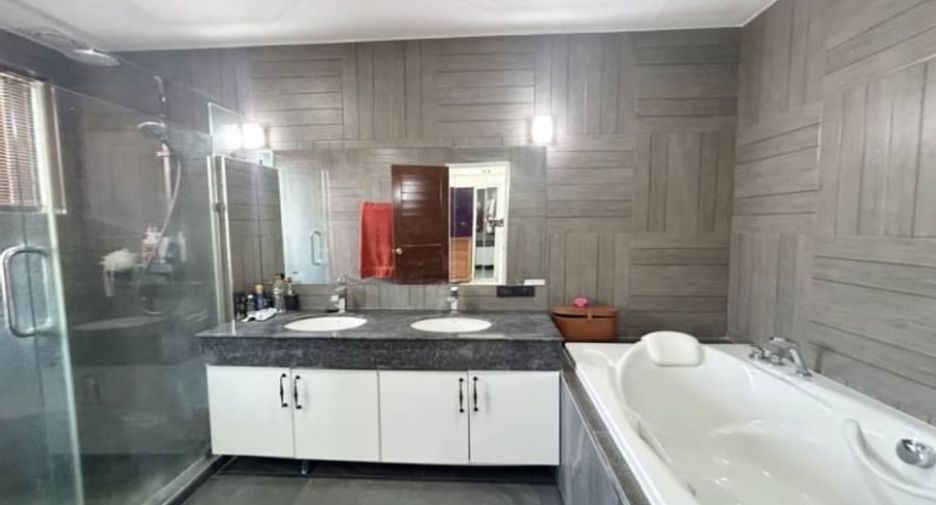 For sale 4 bedrooms house in East Pattaya, Pattaya