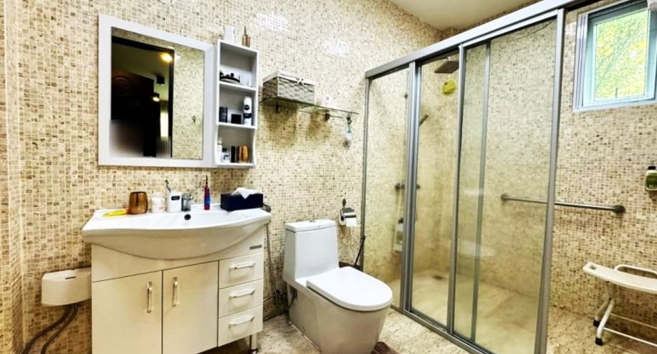 For sale 4 bedrooms house in Sattahip, Chonburi
