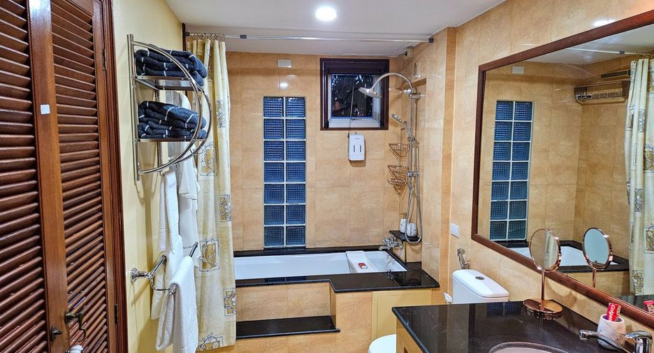 For sale 7 bedrooms townhouse in Pratumnak, Pattaya