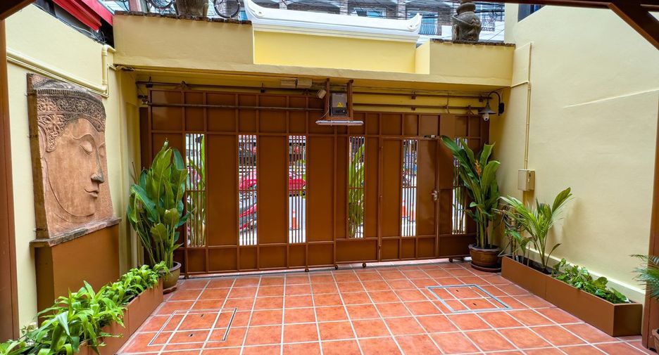 For sale 7 bedrooms townhouse in Pratumnak, Pattaya