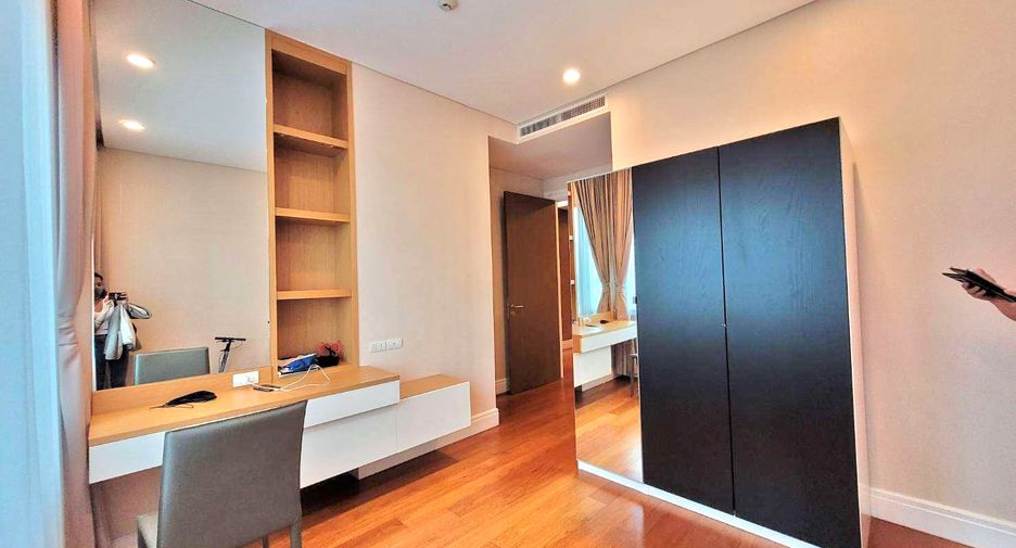 For rent 3 bedrooms condo in Khlong Toei, Bangkok