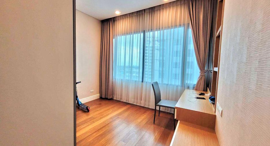 For rent 3 bedrooms condo in Khlong Toei, Bangkok