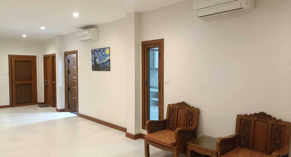 Haus zur Miete mit 4 Zimmer in Watthana, Bangkok