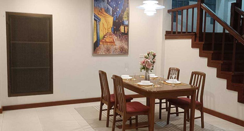 Haus zur Miete mit 4 Zimmer in Watthana, Bangkok