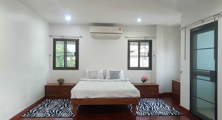 Haus zur Miete mit 4 Zimmer in Watthana, Bangkok