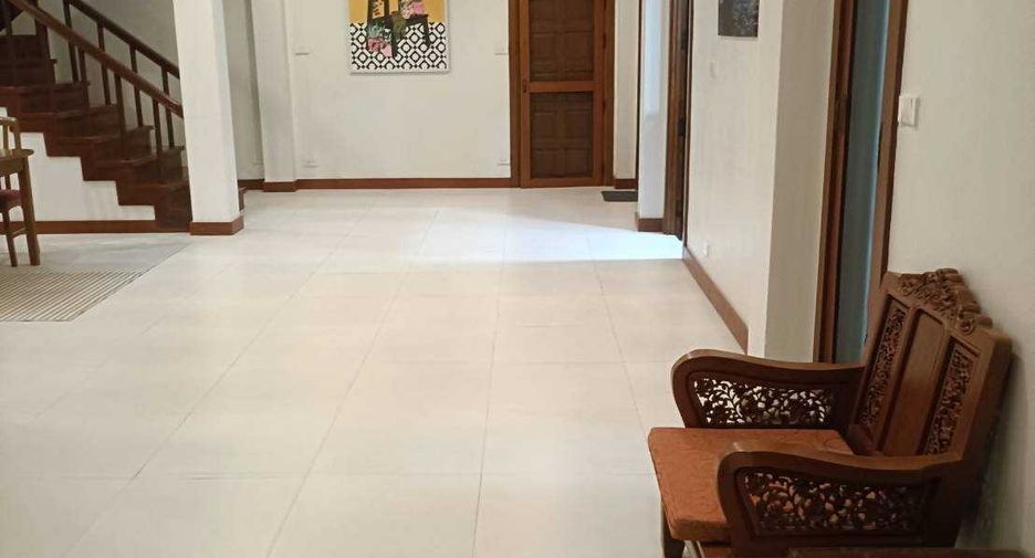 Haus zur Miete mit 4 Zimmer in Watthana, Bangkok