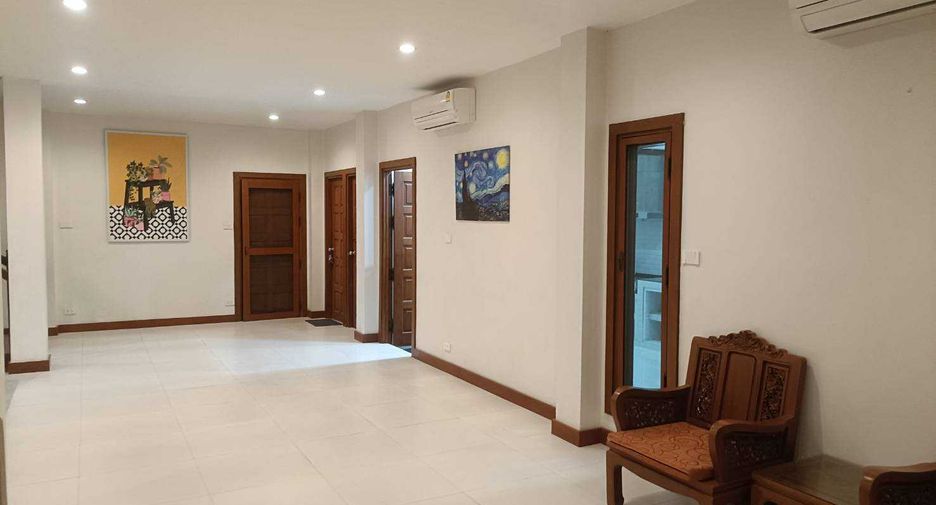 Haus zur Miete mit 4 Zimmer in Watthana, Bangkok