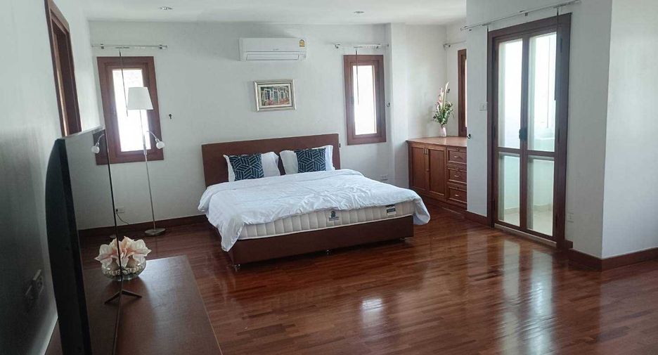 Haus zur Miete mit 4 Zimmer in Watthana, Bangkok