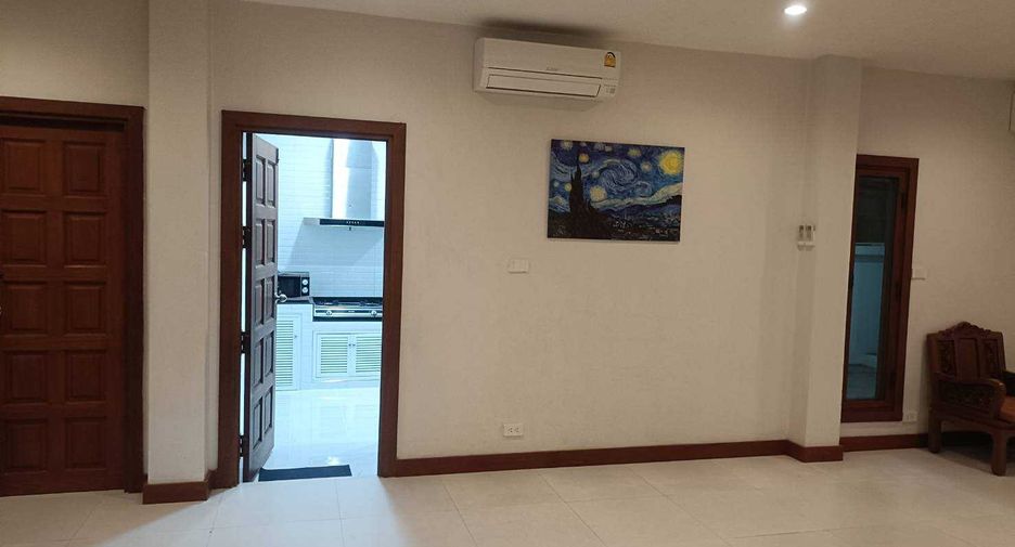 Haus zur Miete mit 4 Zimmer in Watthana, Bangkok