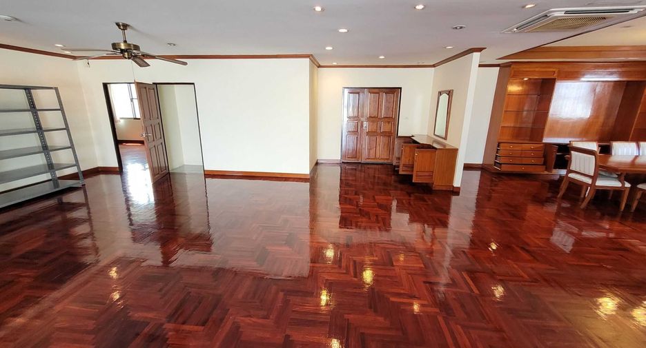 À louer 4 chambres condo à Watthana, Bangkok