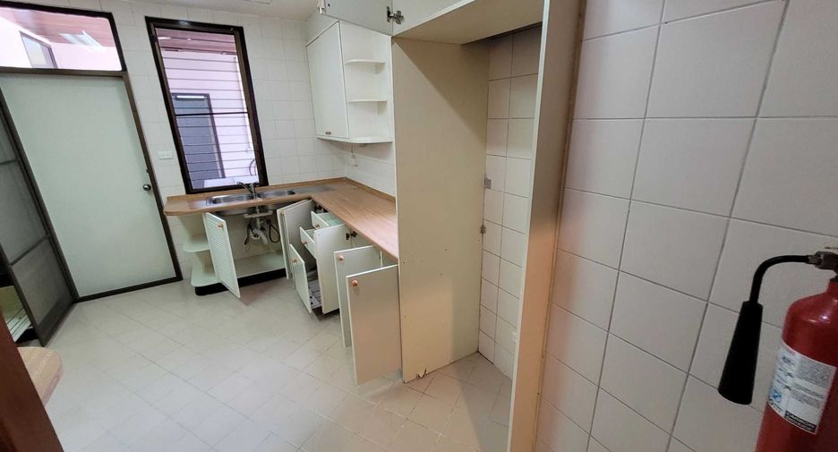 À louer 4 chambres condo à Watthana, Bangkok