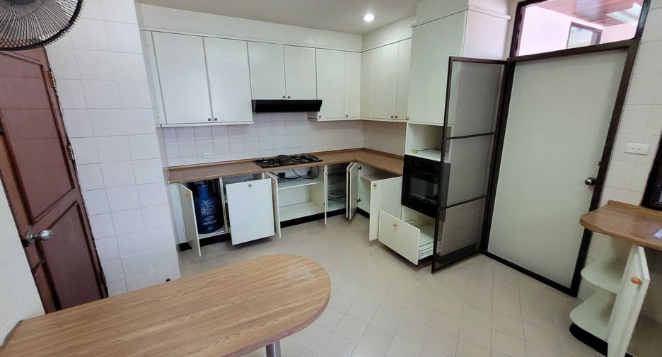 À louer 4 chambres condo à Watthana, Bangkok