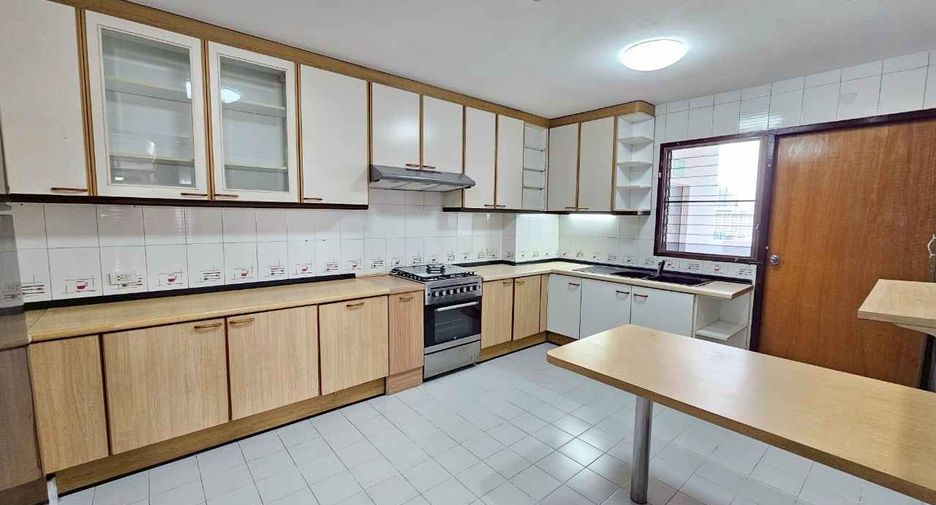 À louer 3 chambres condo à Khlong Toei, Bangkok
