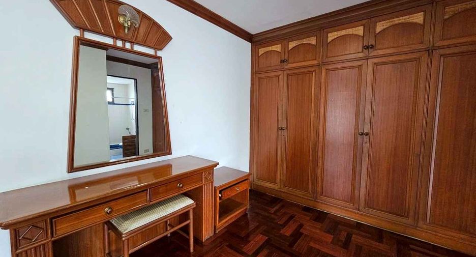 À louer 3 chambres condo à Khlong Toei, Bangkok
