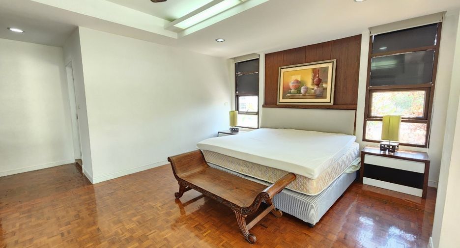 For rent 3 bedrooms condo in Khlong Toei, Bangkok