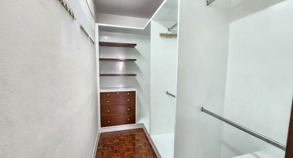 For rent 3 bedrooms condo in Khlong Toei, Bangkok
