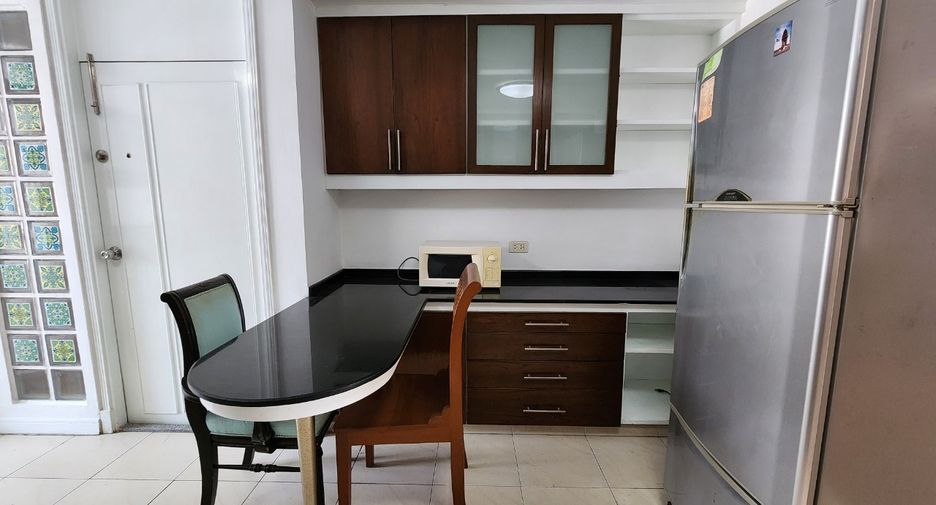 For rent 3 bedrooms condo in Khlong Toei, Bangkok