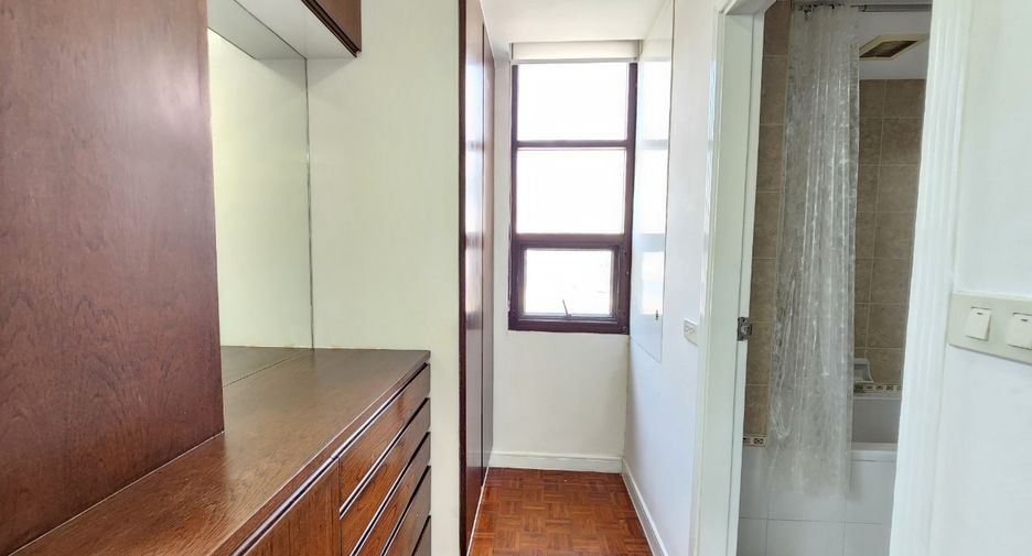 For rent 3 bedrooms condo in Khlong Toei, Bangkok
