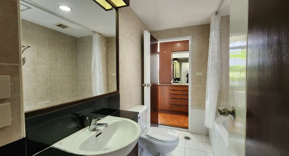 For rent 3 bedrooms condo in Khlong Toei, Bangkok