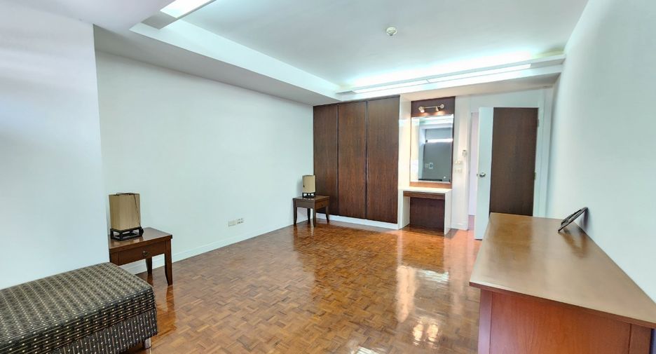 For rent 3 bedrooms condo in Khlong Toei, Bangkok