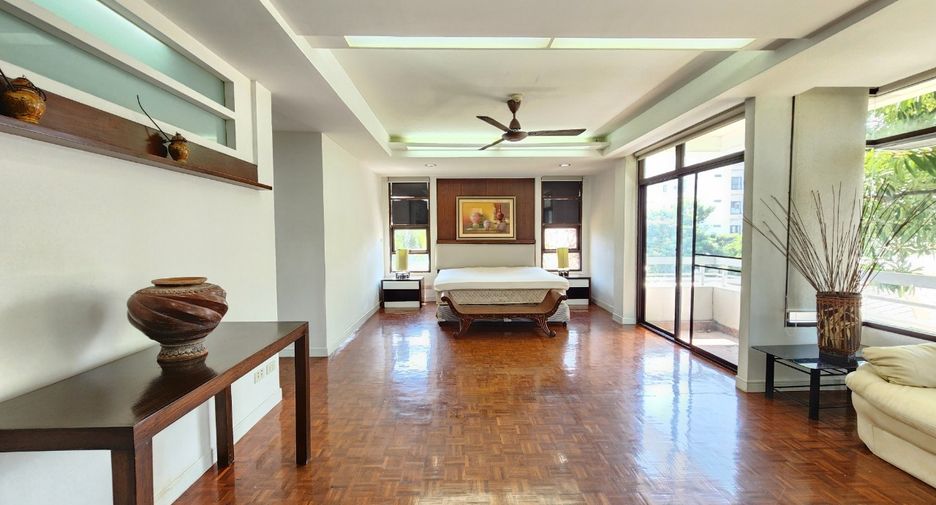 For rent 3 bedrooms condo in Khlong Toei, Bangkok