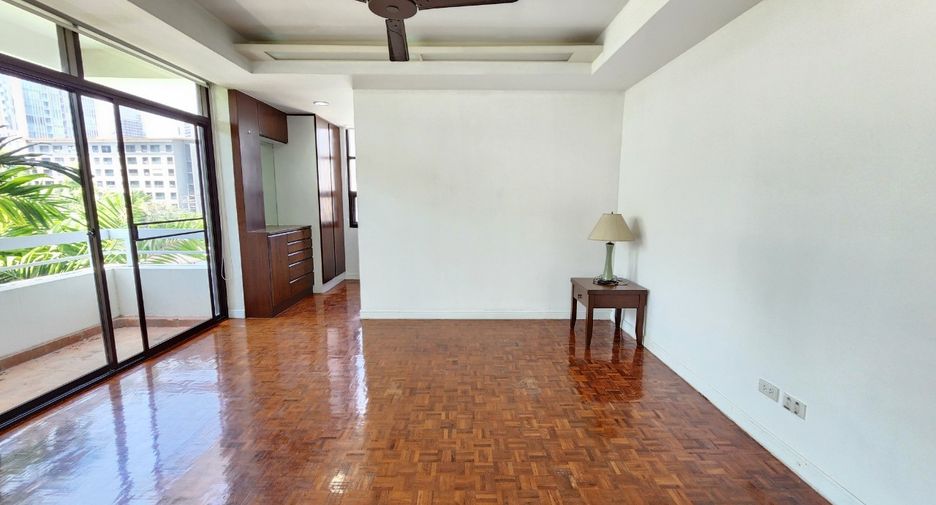 For rent 3 bedrooms condo in Khlong Toei, Bangkok