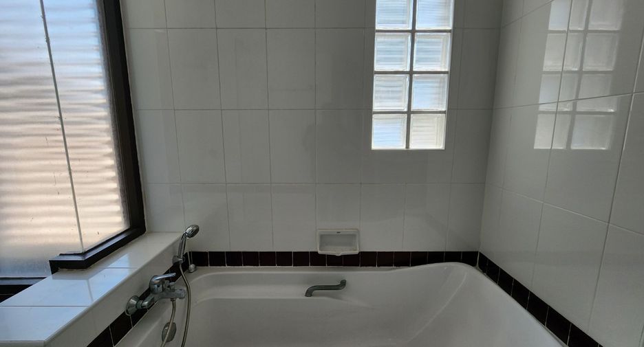 For rent 3 bedrooms condo in Khlong Toei, Bangkok