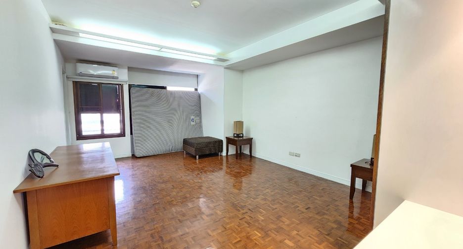 For rent 3 bedrooms condo in Khlong Toei, Bangkok