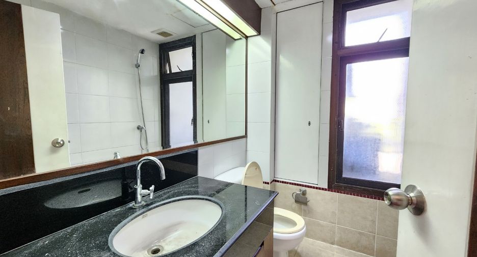 For rent 3 bedrooms condo in Khlong Toei, Bangkok