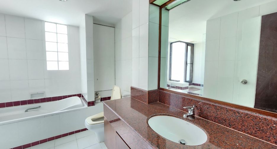 For rent 3 bedrooms condo in Khlong Toei, Bangkok