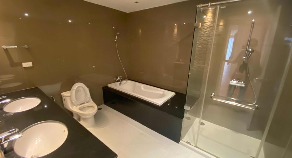 For rent 3 bedrooms condo in Watthana, Bangkok