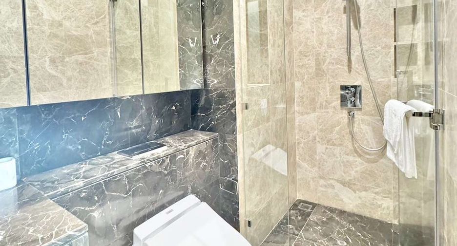 For rent 2 bedrooms condo in Pathum Wan, Bangkok