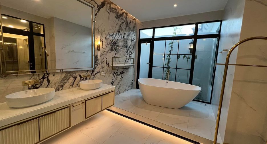 For rent 5 bedrooms house in Saphan Sung, Bangkok