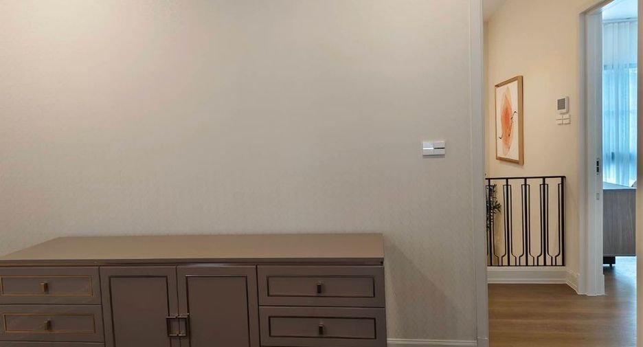 For rent 4 bedrooms house in Saphan Sung, Bangkok