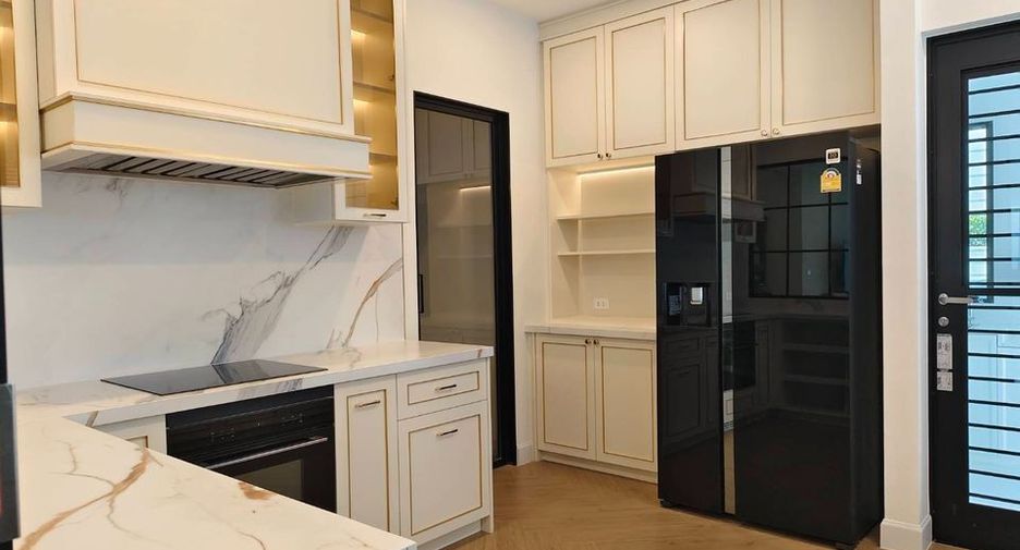 For rent 4 bedrooms house in Saphan Sung, Bangkok
