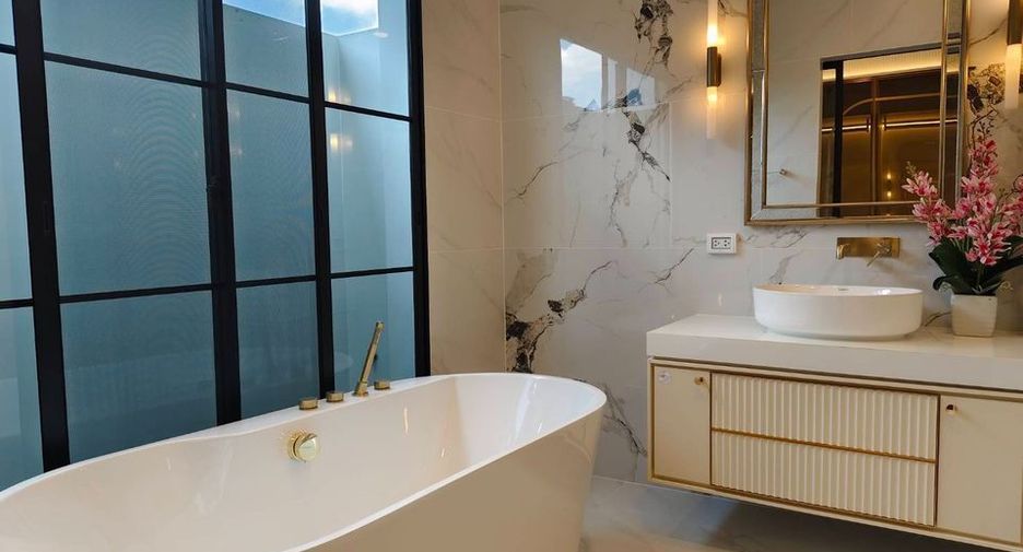 For rent 4 bedrooms house in Saphan Sung, Bangkok